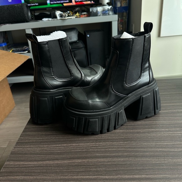 Brand new dolls kill Vegas leather platform ankle boots - Picture 4 of 5